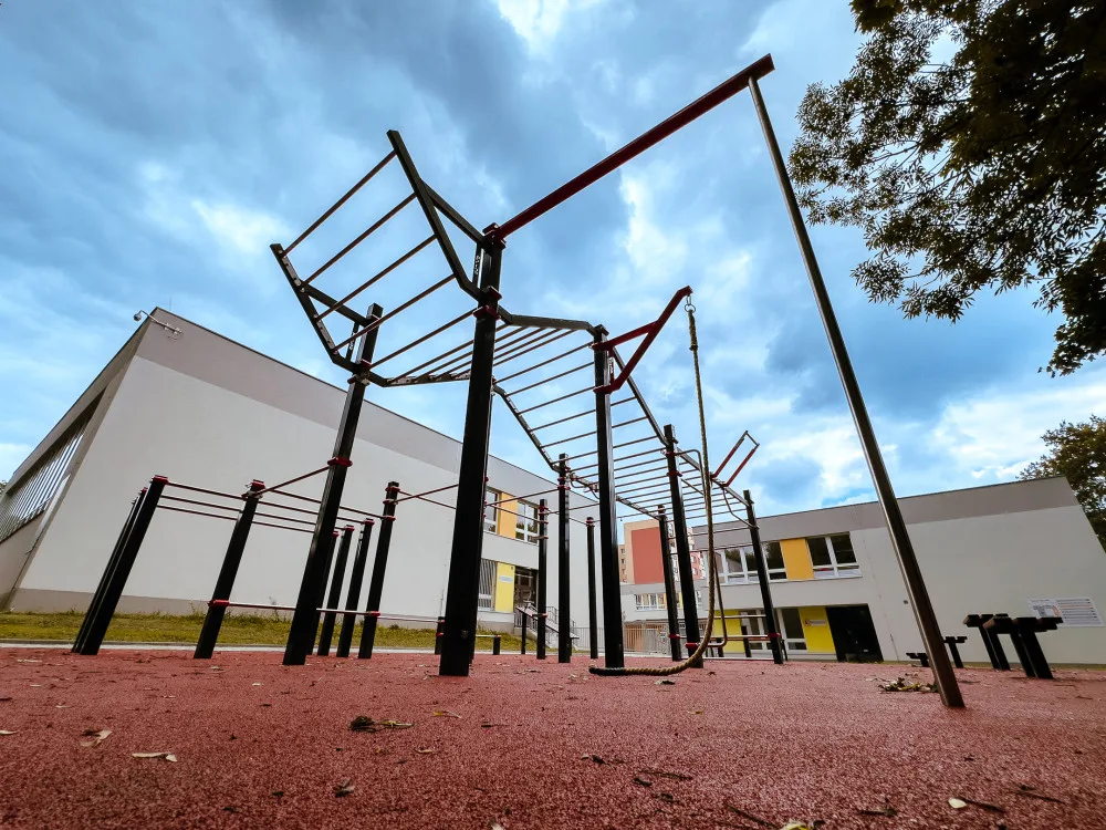 Budova bývalé školy v Ostravě má nové atrium, v areálu na Jihu vzniklo i nové workoutové hřiště