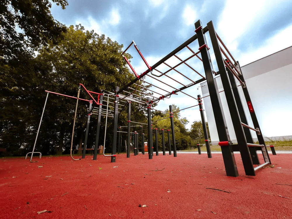 Budova bývalé školy v Ostravě má nové atrium, v areálu na Jihu vzniklo i nové workoutové hřiště