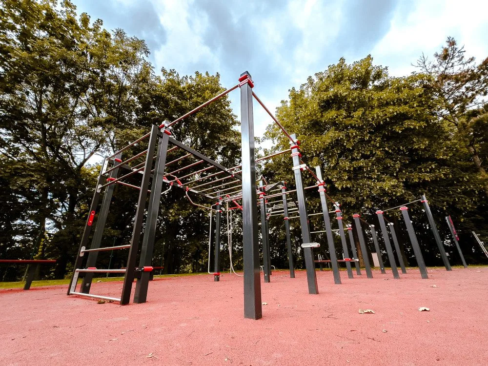 Budova bývalé školy v Ostravě má nové atrium, v areálu na Jihu vzniklo i nové workoutové hřiště