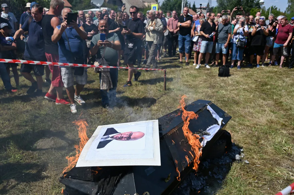 FOTO: Fiktivní pohřeb Liberty. Emoce, plameny, rakev i nadávky