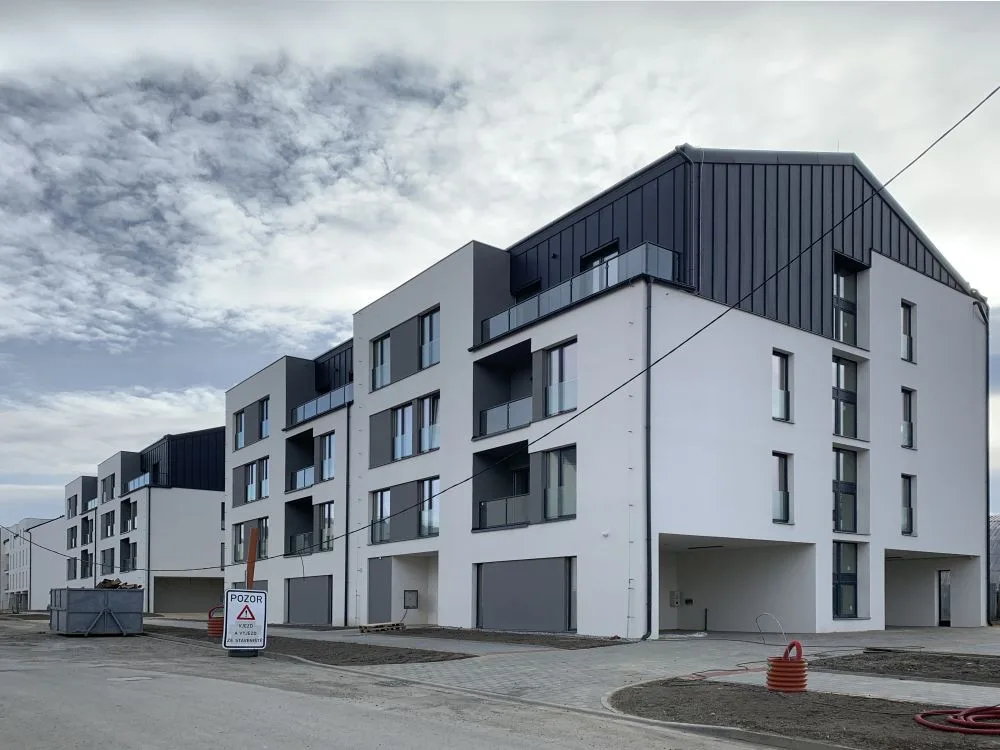 V bývalých sovětských kasárnách v Krnově vzniklo více než 150 bytů. Město investuje další miliony do jejich okolí