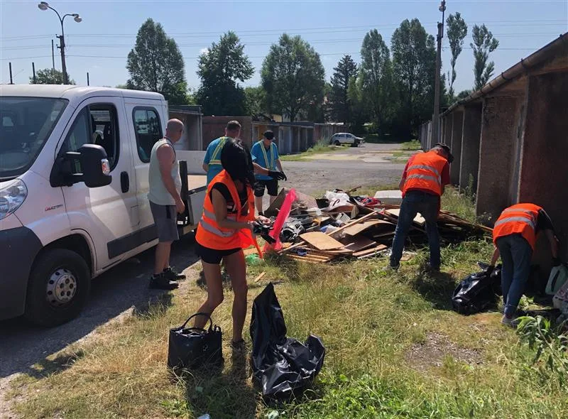 Během léta z třineckých ulic zmizelo čtyřicet pytlů odpadu. Lidé bez domova je uklidili výměnou za stravenky