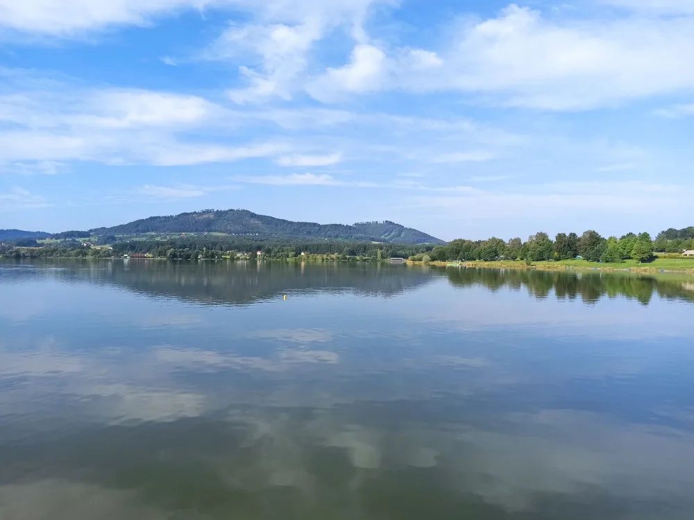Na Olešné stále platí zákaz koupání. Hygieniky nalezené sinice mohou způsobit vážné zdravotní problémy