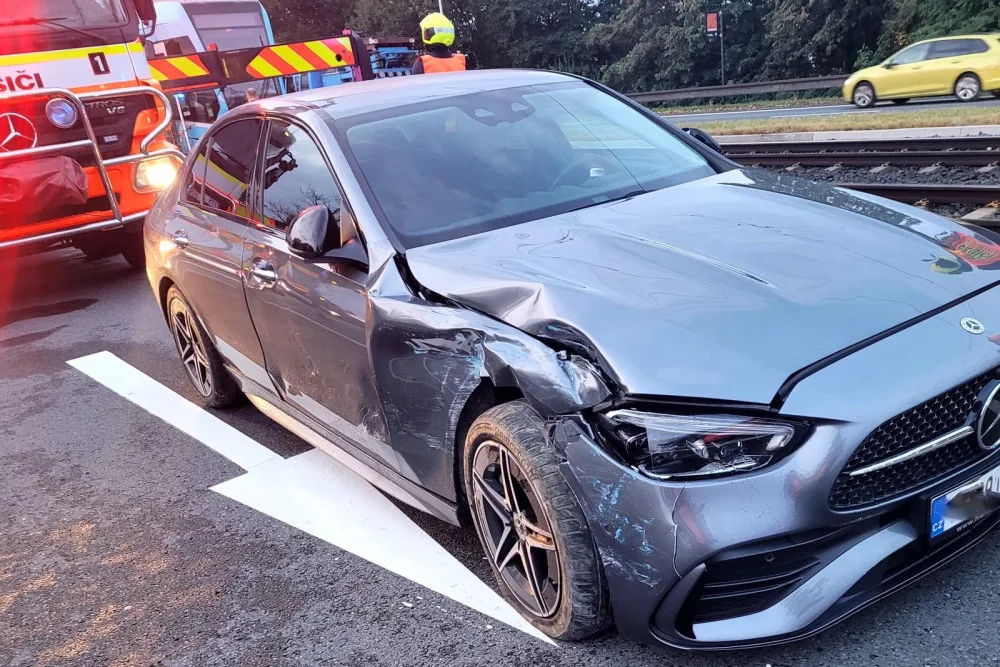 Zdrogovaný řidič nechal své auto v kolejišti v Třebovicích a utekl. Do vozu narazila tramvaj