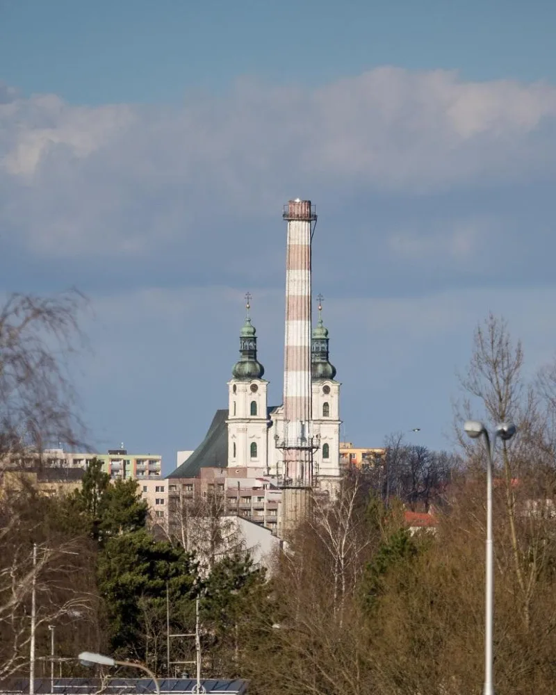 Demolice komunistického komínu ve Frýdku-Místku začala symbolicky na výročí sovětské okupace