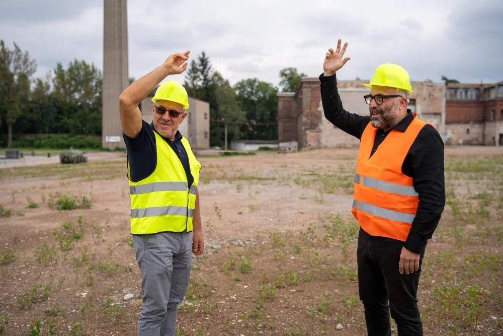 Demolice komunistického komínu ve Frýdku-Místku začala symbolicky na výročí sovětské okupace