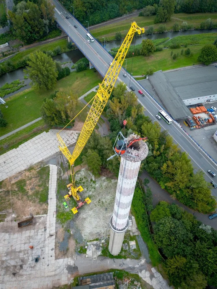 Demolice komunistického komínu ve Frýdku-Místku začala symbolicky na výročí sovětské okupace