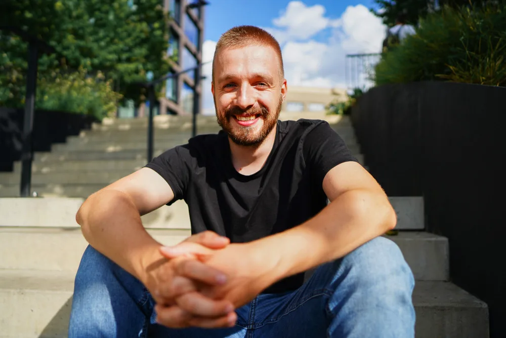 Komik na svých stand-upech griluje diváky. Videa z jeho výstupů mají miliony zhlédnutí.