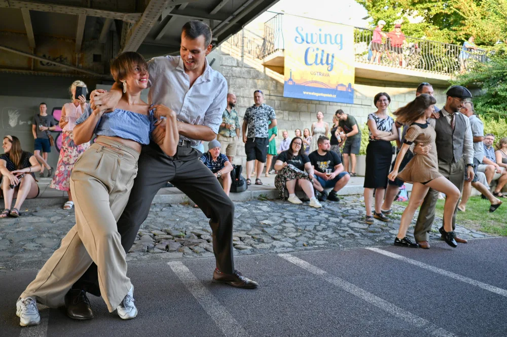 Swing a blues pod mostem. To je snaha o Ostravu elegantnější.