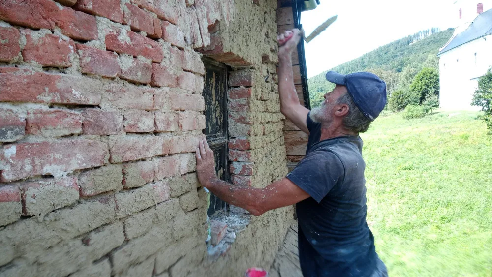 Dobrovolníci pomáhají se záchranou kostela v zaniklé obci na Bruntálsku.