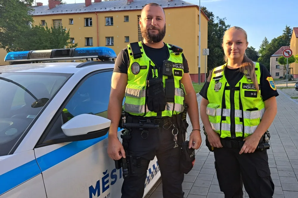 Hlídka strážníků rozmluvila mladé ženě záměr skočit z mostu.