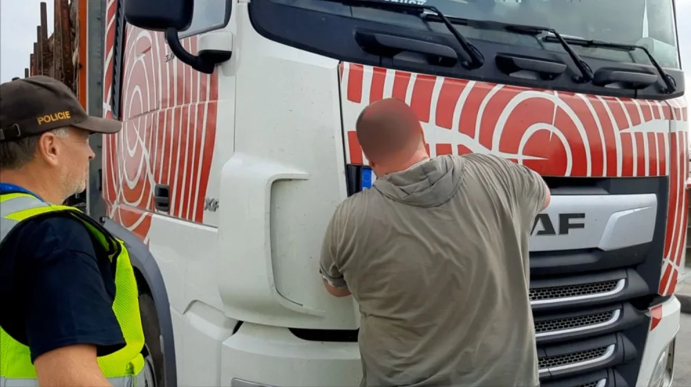 Policisté si posvítili na neplatiče pokut. Řidič přetíženého kamionu dlužil 100 tisíc na pokutách