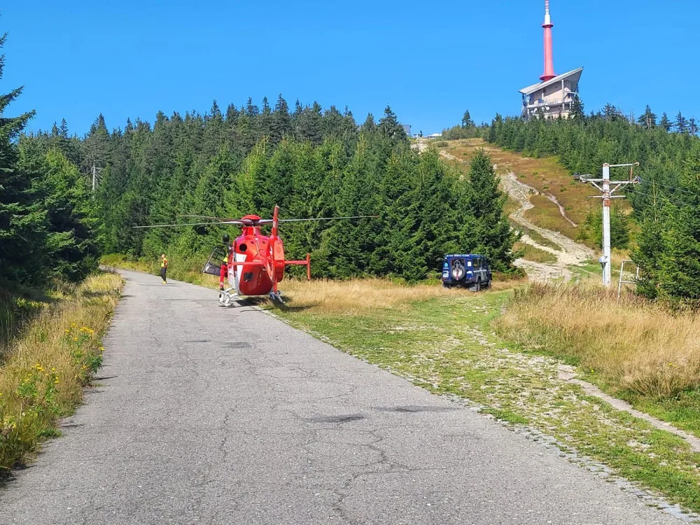 Cyklistka přepadla přes řídítka, do nemocnice ji transportoval vrtulník.