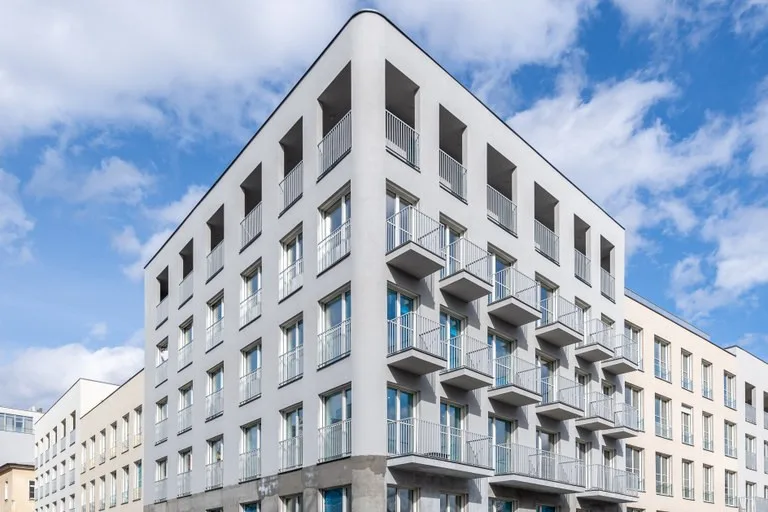 Rezidenční bydlení Nové Lauby a lávka s vyhlídkou nad stadionem Bazaly usilují o titul stavby roku