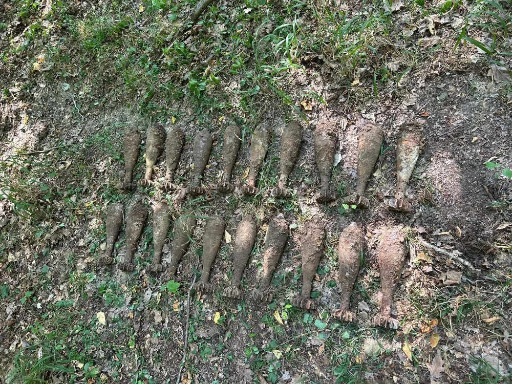 Zemědělec z Bruntálska vyoral minu. Pyrotechnici jich na místě následně našli další dvě desítky