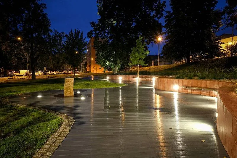 Zámecký park v ostravském Zábřehu má novou podobu. Přibylo v něm relaxační plato a speciální pítko