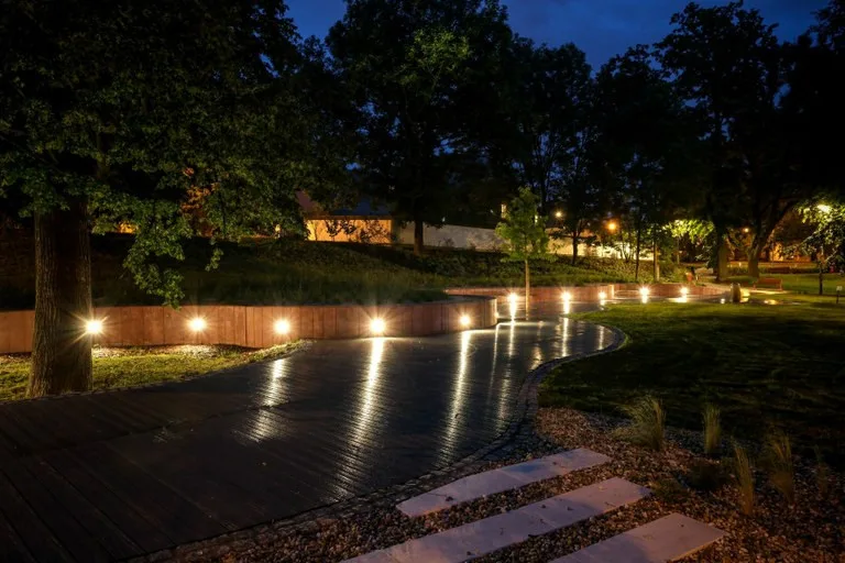 Zámecký park v ostravském Zábřehu má novou podobu. Přibylo v něm relaxační plato a speciální pítko