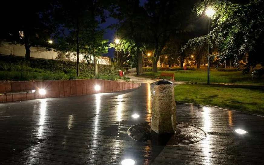 Zámecký park v ostravském Zábřehu má novou podobu. Přibylo v něm relaxační plato a speciální pítko
