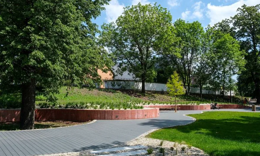 Zámecký park v ostravském Zábřehu má novou podobu. Přibylo v něm relaxační plato a speciální pítko