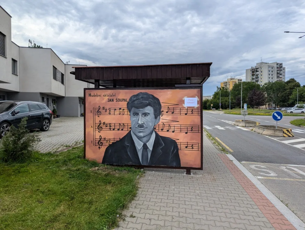 FOTO:  Portréty Šoupala i Heyrovského. Autobusové zastávky v Porubě nově zdobí výtvarná díla