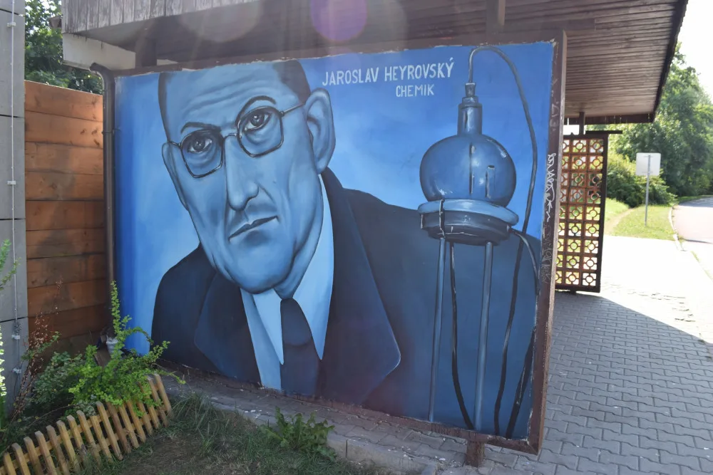 FOTO:  Portréty Šoupala i Heyrovského. Autobusové zastávky v Porubě nově zdobí výtvarná díla
