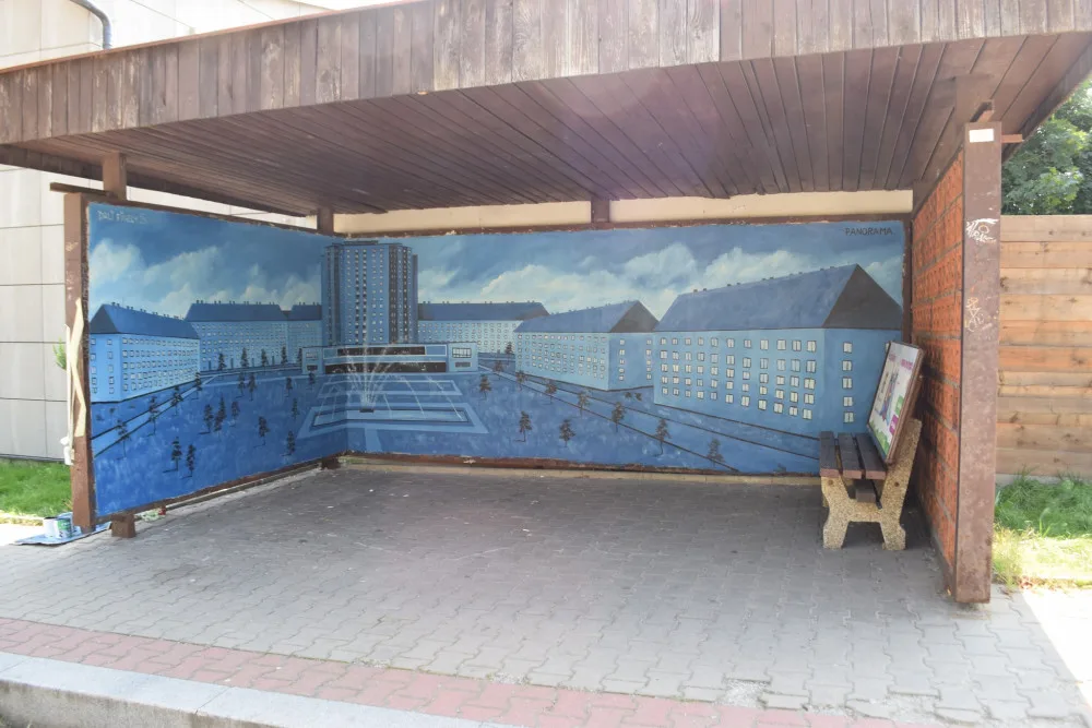FOTO:  Portréty Šoupala i Heyrovského. Autobusové zastávky v Porubě nově zdobí výtvarná díla