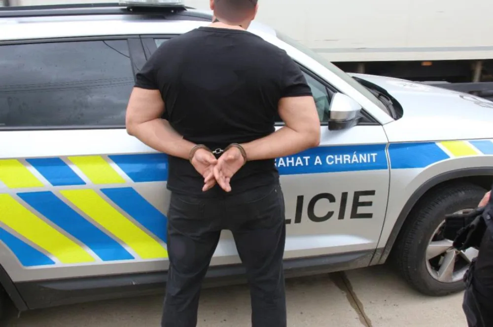 Dvojice cizinců ukradla dodávku přepravní společnosti. Policie oba muže dopadla za několik minut.