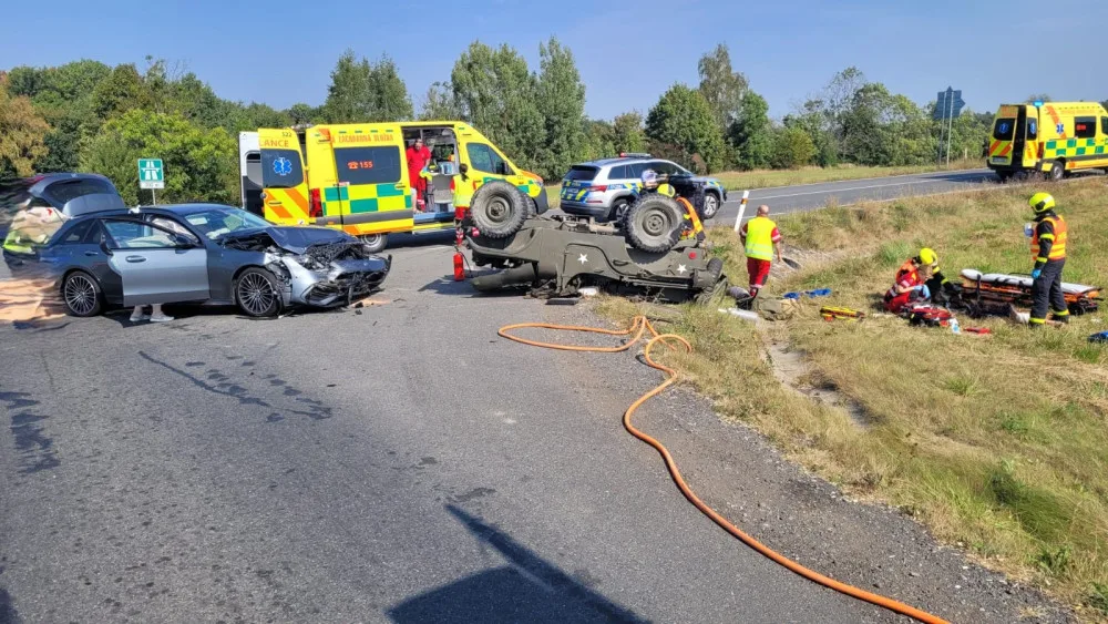 Veterán na střeše nebo motorka za svodidly. Neděle se na Novojičínsku neobešla bez vážných nehod