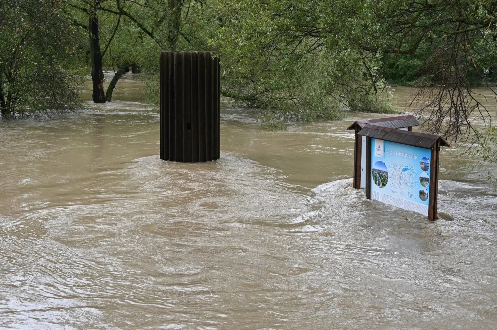 Domovy opouští další tisíce lidí, moravskoslezské řeky kulminují. Meteorologové slibují zlepšení