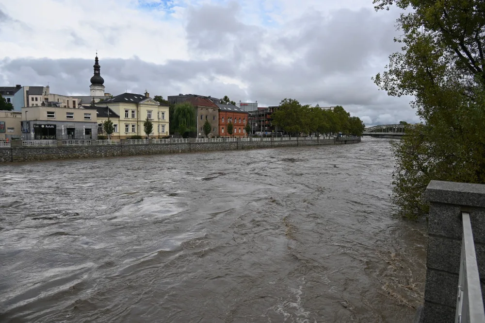 FOTO A VIDEO: Ostravice v centru Ostravy se změnila v dravý tok, cesta k hradu zmizela