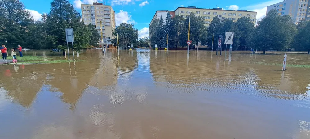 FOTO: Rozvodněná Opava zřejmě poškodila most v Ratibořské ulici. Město je takřka odříznuto od okolí
