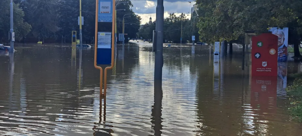 FOTO: Rozvodněná Opava zřejmě poškodila most v Ratibořské ulici. Město je takřka odříznuto od okolí