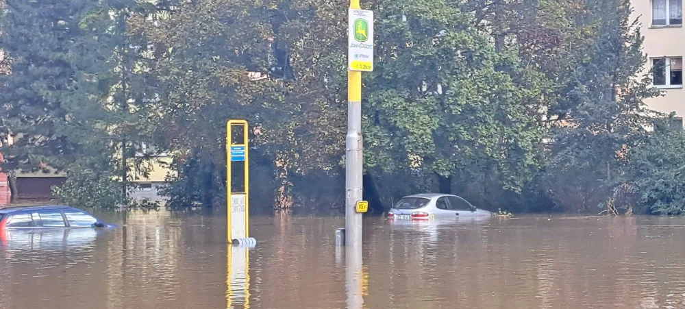 FOTO: Rozvodněná Opava zřejmě poškodila most v Ratibořské ulici. Město je takřka odříznuto od okolí