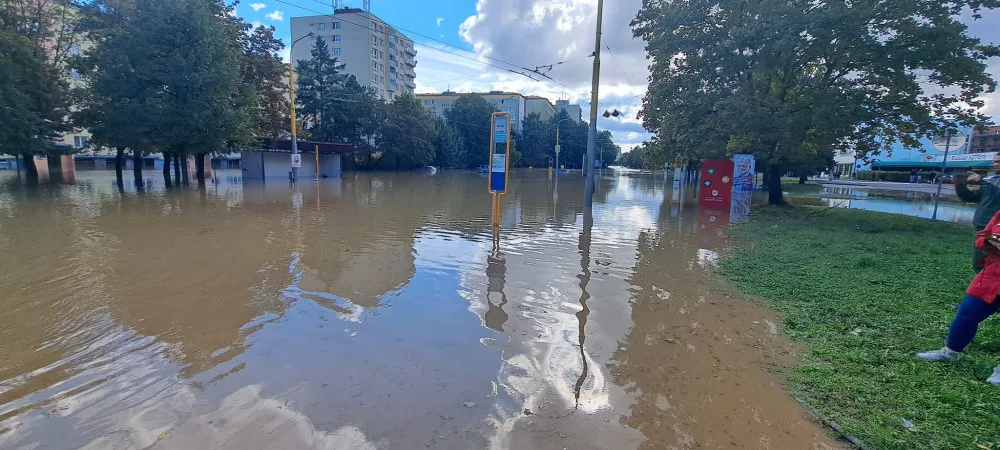 FOTO: Rozvodněná Opava zřejmě poškodila most v Ratibořské ulici. Město je takřka odříznuto od okolí