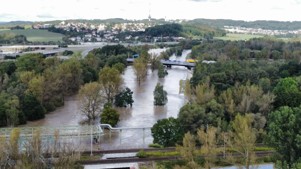Ostravská Nová Ves se evakuuje. Odra výrazně přesáhla hranici stoleté vody, přetéká hráze