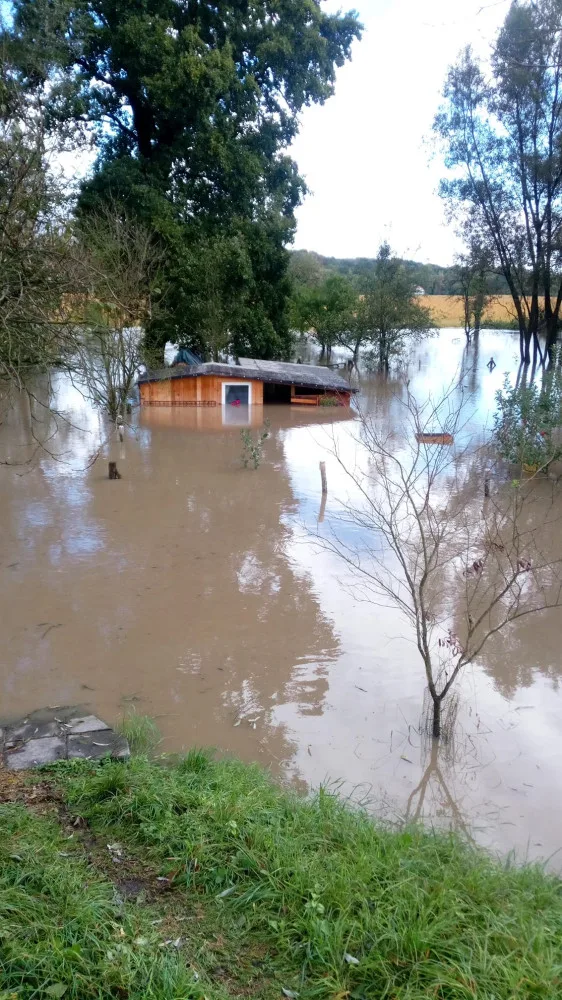 Ostravská Nová Ves se evakuuje. Odra výrazně přesáhla hranici stoleté vody, přetéká hráze