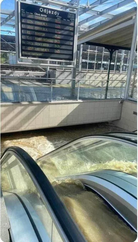 Doprava v Ostravě se hroutí. Zavřená je Rudná ulice, nejezdí autobusové linky a Svinov je pod vodou