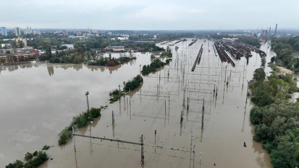 FOTO: Ostrava se napouští. Pod vodou je nádraží, hladina v Nové Vsi neklesla pod čtyři metry