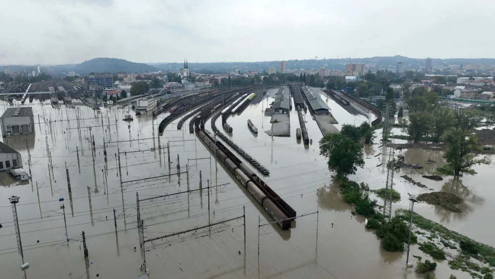 FOTO: Ostrava se napouští. Pod vodou je nádraží, hladina v Nové Vsi neklesla pod čtyři metry