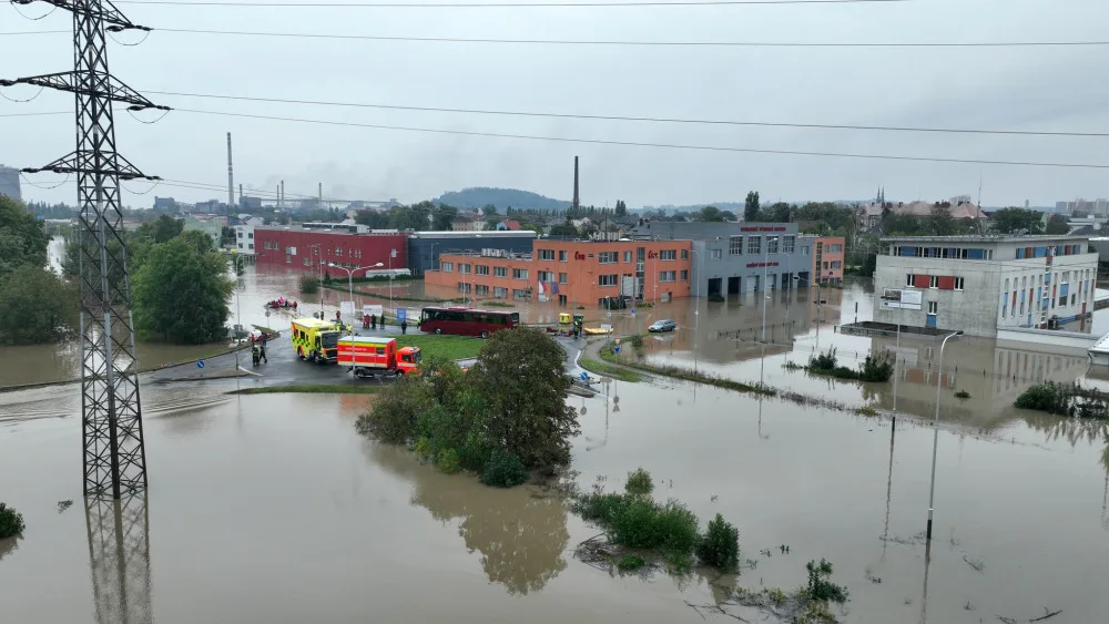 FOTO: Ostrava se napouští. Pod vodou je nádraží, hladina v Nové Vsi neklesla pod čtyři metry