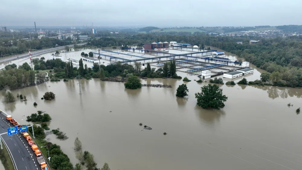 FOTO: Ostrava se napouští. Pod vodou je nádraží, hladina v Nové Vsi neklesla pod čtyři metry