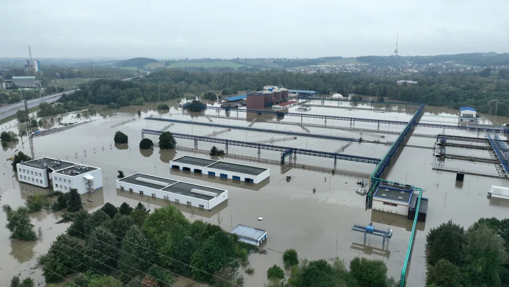 FOTO: Ostrava se napouští. Pod vodou je nádraží, hladina v Nové Vsi neklesla pod čtyři metry
