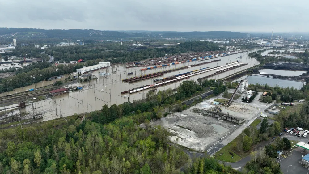 FOTO: Ostrava se napouští. Pod vodou je nádraží, hladina v Nové Vsi neklesla pod čtyři metry