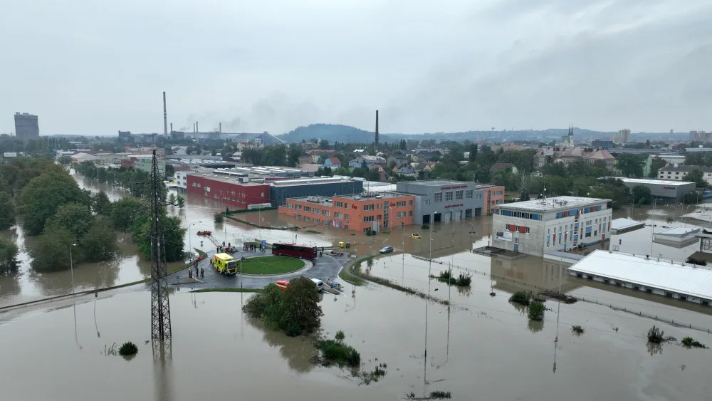 FOTO: Ostrava se napouští. Pod vodou je nádraží, hladina v Nové Vsi neklesla pod čtyři metry