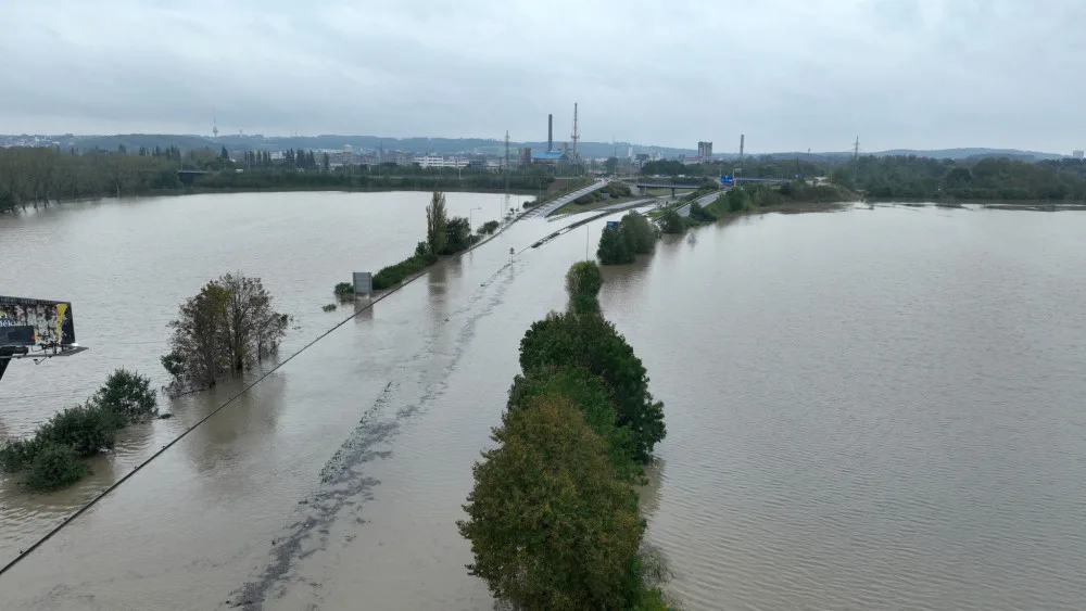 FOTO: Ostrava se napouští. Pod vodou je nádraží, hladina v Nové Vsi neklesla pod čtyři metry