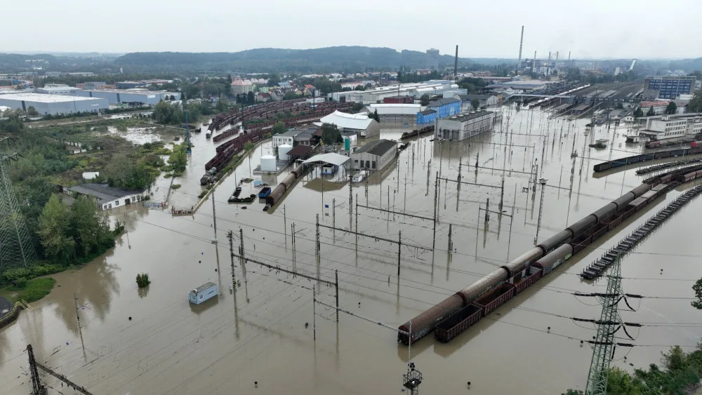FOTO: Ostrava se napouští. Pod vodou je nádraží, hladina v Nové Vsi neklesla pod čtyři metry