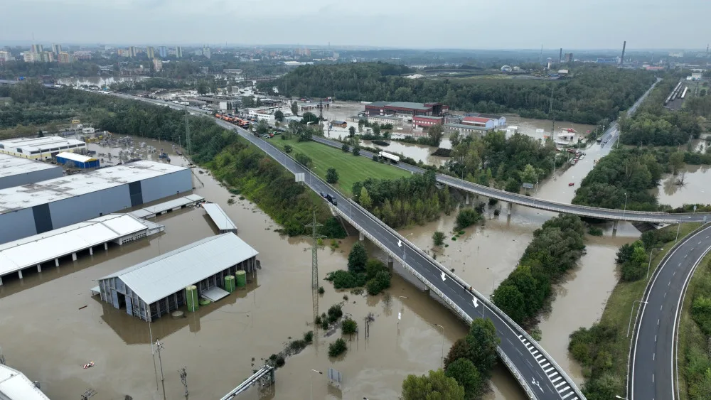 FOTO: Ostrava se napouští. Pod vodou je nádraží, hladina v Nové Vsi neklesla pod čtyři metry