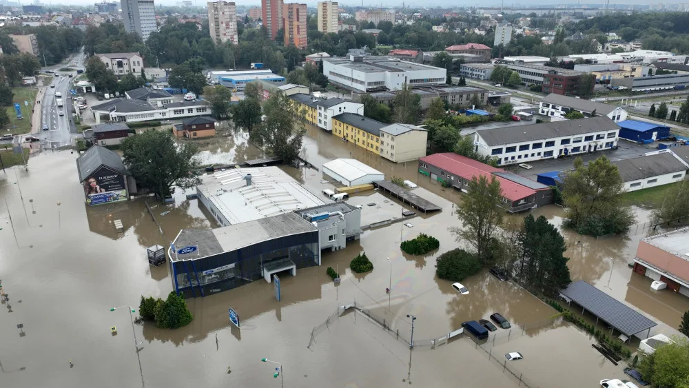 FOTO: Ostrava se napouští. Pod vodou je nádraží, hladina v Nové Vsi neklesla pod čtyři metry
