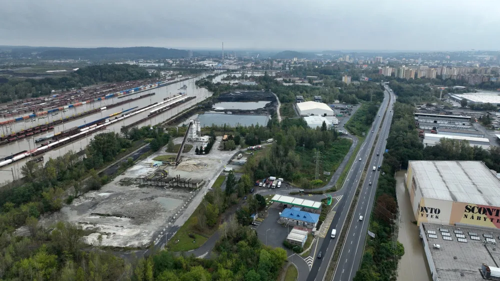 FOTO: Ostrava se napouští. Pod vodou je nádraží, hladina v Nové Vsi neklesla pod čtyři metry