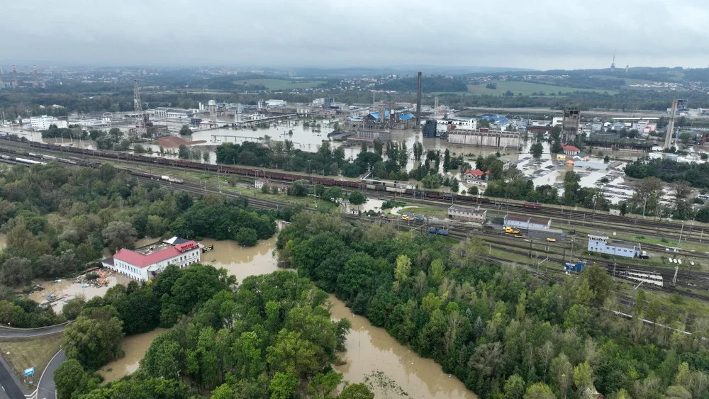 FOTO: Ostrava se napouští. Pod vodou je nádraží, hladina v Nové Vsi neklesla pod čtyři metry